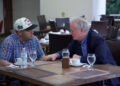 El senador demócrata Chris Van Hollen en una reunión con Kilmar Ábrego García en San Salvador. Van Hollen logró este jueves reunirse con el joven salvadoreño, detenido en la megacárcel Centro de Confinamiento del Terrorismo (Cecot). Foto: EFE/ @ChrisVanHollen.