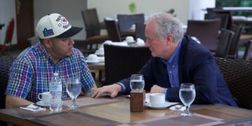 El senador demócrata Chris Van Hollen en una reunión con Kilmar Ábrego García en San Salvador. Van Hollen logró este jueves reunirse con el joven salvadoreño, detenido en la megacárcel Centro de Confinamiento del Terrorismo (Cecot). Foto: EFE/ @ChrisVanHollen.