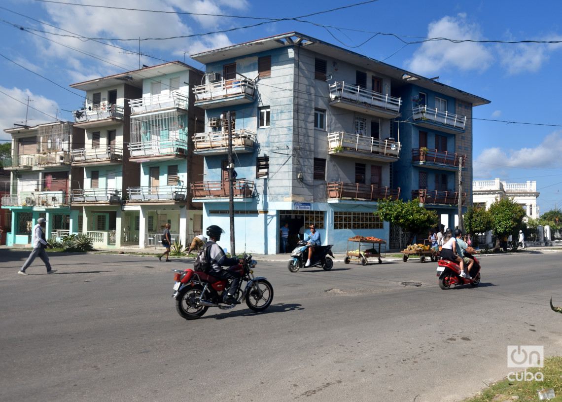 Edificio de viviendas en la Avenida de Acosta. Foto: Otmaro Rodríguez.