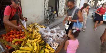 Carretillero de productos agrícolas en la calle Chacón. Foto: Otmaro Rodríguez.