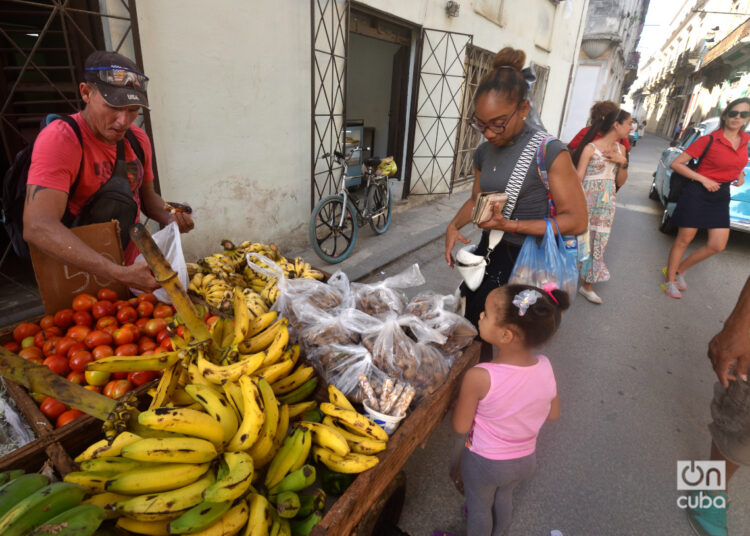 Carretillero de productos agrícolas en la calle Chacón. Foto: Otmaro Rodríguez.