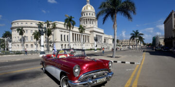 Un auto clásico a la espera de turistas en las cercanías del Capitolio de Nacional, en La Habana. Foto: Otmaro Rodríguez.