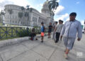 Una persona pide dinero a turistas cerca del Capitolio de La Habana. Foto: Otmaro Rodríguez.