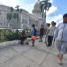 Una persona pide dinero a turistas cerca del Capitolio de La Habana. Foto: Otmaro Rodríguez.