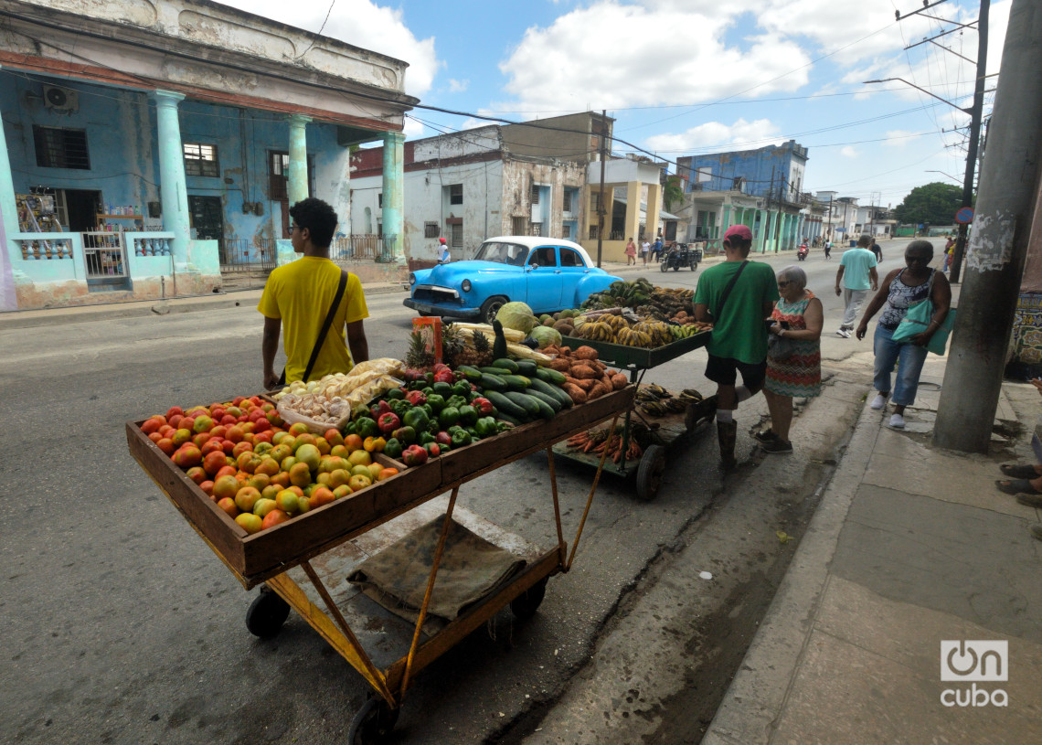 Carretilleros en la Calzada del Cerro. Foto: Otmaro Rodríguez.