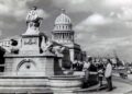 Foto de 1957 en la que se observa la cercanía de la Fuente de la India con el Capitolio, otro símbolo de La Habana. Foto publicada en la página Como era Cuba.