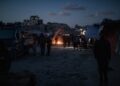 Palestinos caminan al anochecer durante un apagón en el campo de refugiados de Jabalia, en el norte de la Franja de Gaza, el 14 de abril de 2025. Foto:  EFE/EPA/HAITHAM IMAD.