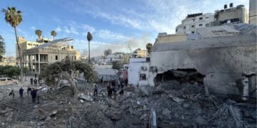 Hospital Al Ahli, también conocido como Hospital Bautista, luego del bombardeado por Israel el domingo 13 de abril de 2025. Foto: Ahmad Awad / EFE.