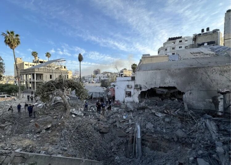 Hospital Al Ahli, también conocido como Hospital Bautista, luego del bombardeado por Israel el domingo 13 de abril de 2025. Foto: Ahmad Awad / EFE.
