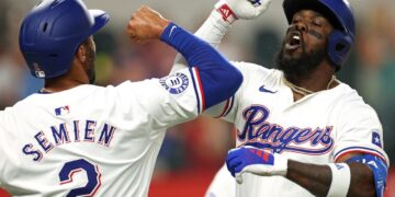 Con su nuevo batazo de vuelta completa, García (frente) se colocó en el lugar 18 de los Ranger de Texas. Foto: mlb.com