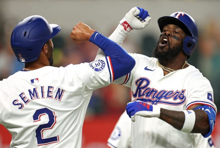 Con su nuevo batazo de vuelta completa, García (frente) se colocó en el lugar 18 de los Ranger de Texas. Foto: mlb.com