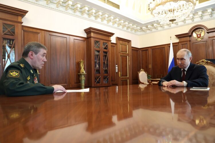 Putin y el jefe del Estado Mayor de las Fuerzas Armadas de Rusia, general del ejército Valeri Gerasimov, en Moscú, el 19 de abril de 2025. Foto: Foto: VYACHESLAV PROKOFIEV/SPUTNIK/ EFE/EPA/KREMLIN POOL