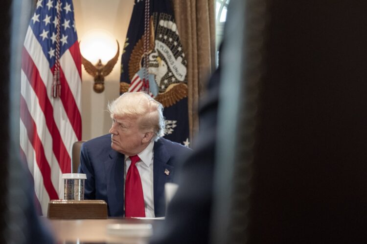 Donald Trump en la Sala del Gabinete de la Casa Blanca. Foto: EFE/EPA/KEN CEDENO / POOL.
