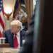 Donald Trump en la Sala del Gabinete de la Casa Blanca. Foto: EFE/EPA/KEN CEDENO / POOL.