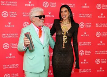 Pedro Almodóvar junto. la cantante Dua Lipa en la ceremonia de entrega del Premio Chaplin. Foto: X @DUA_INSIDER.