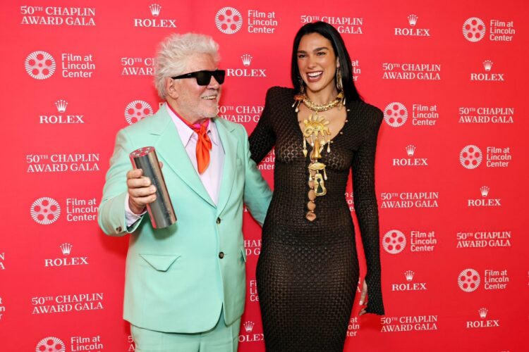 Pedro Almodóvar junto. la cantante Dua Lipa en la ceremonia de entrega del Premio Chaplin. Foto: X @DUA_INSIDER.