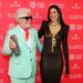 Pedro Almodóvar junto. la cantante Dua Lipa en la ceremonia de entrega del Premio Chaplin. Foto: X @DUA_INSIDER.