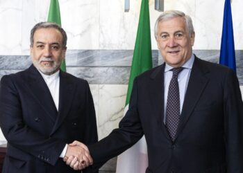 Estados Unidos e Irán reanudaron conversaciones en Roma. El viceprimer ministro y ministro de Asuntos Exteriores italiano, Antonio Tajani (d), recibe al ministro de Asuntos Exteriores iraní, Abbas Araghchi (i), en Roma.  Foto: ANGELO CARCONI/EFE/EPA.
