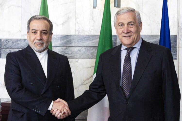 Estados Unidos e Irán reanudaron conversaciones en Roma. El viceprimer ministro y ministro de Asuntos Exteriores italiano, Antonio Tajani (d), recibe al ministro de Asuntos Exteriores iraní, Abbas Araghchi (i), en Roma.  Foto: ANGELO CARCONI/EFE/EPA.