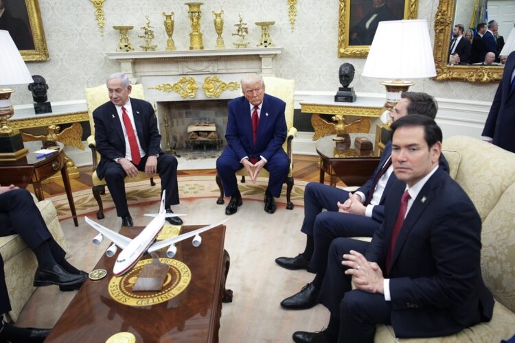Marco Rubio, en primer plano, durante la conferencia de Donald Trump y Benjamin Netanyahu en la casa Blanca, el 7 de abril, de 2025. Foto: YURI GRIPAS/ EFE/EPA/POOL.