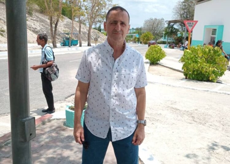 El preso cubano Ernesto Borges Pérez, tras su liberación en La Habana luego de 27 años en la cárcel. Foto: Tomada de las redes sociales.