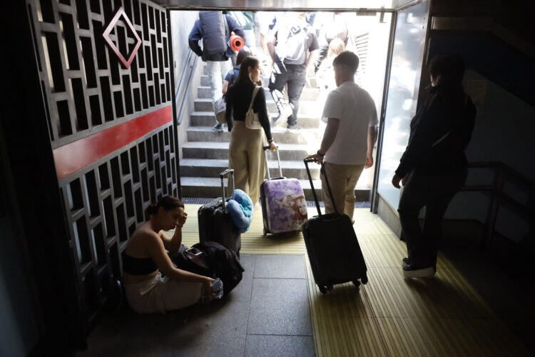 El apagón masivo en España ha dejado sin servicio al metro de Madrid y ha afectado el transporte, y gran parte de las actividades y servicios en la nación europea. Foto: Mariscal / EFE.