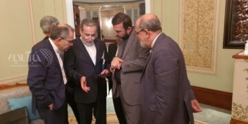 Imagen proporcionada por la agencia de noticias iraní Khabronline que muestra al ministro de Asuntos Exteriores Abbas Araghchi (C) hablando con su delegación después de las negociaciones entre Irán y Estados Unidos en Mascate, Omán, el 12 de abril de 2025. Foto: KHABARONLINE / EFE / EPA.