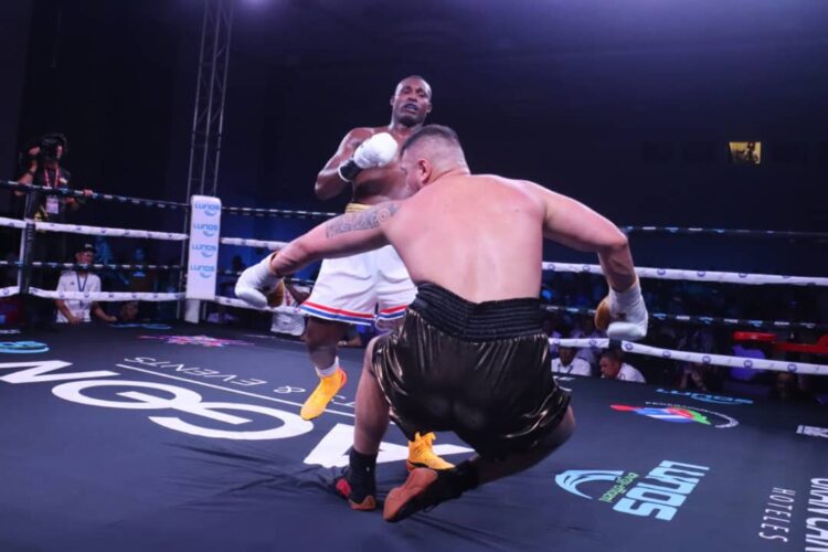 Julio César La Cruz derrota por se impuso por KO al montenegrino Dilan Prasovic, durante un cartel profesional en Varadero. Foto: Jit Deporte Cubano / Facebook.
