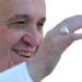 Imagen de archivo tomada el 4 de diciembre de 2013 del papa Francisco mientras bendice a los fieles durante la audiencia general de los miércoles en la Plaza de San Pedro en la Ciudad del Vaticano. Foto: EFE/ Ettore Ferrari.