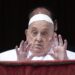 El papa Francisco, aún convaleciente de su infección respiratoria, apareció en el balcón de la logia central de la basílica de San Pedro para la bendición Urbi et Orbi tras la misa del Domingo de Resurrección. Foto: Angelo Carconi/EFE