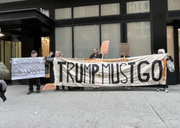 La organización Refuse Fascism sostienen pancartas en contra de Donald Trump, durante una protesta en el consulado de El Salvador en Nueva York. Foto: EFE/ Andrea Gallego.