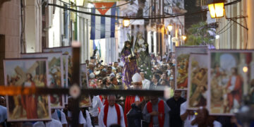 Decenas de fieles católicos cubanos recorrieron las calles del centro histórico de La Habana con el viacrucis de la Amargura que conmemoró la vida, la pasión y la muerte de Jesús este Viernes Santo. Foto: Ernesto Mastrascusa/EFE.