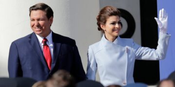Ron DeSantis junto a su esposa Cassey. Foto: X @WFLA