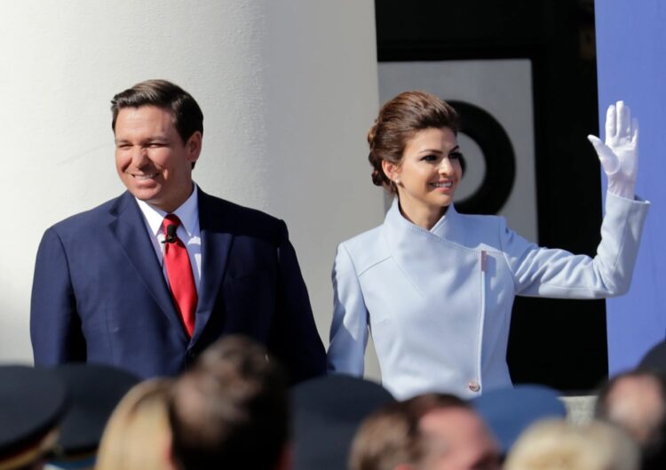 Ron DeSantis junto a su esposa Cassey. Foto: X @WFLA