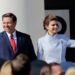 Ron DeSantis junto a su esposa Cassey. Foto: X @WFLA