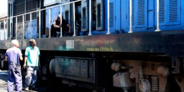 Técnicos ferroviarios trabajan en la reparación de un tren en Cuba. Foto: Tomada del perfil de Facebook de Eduardo Rodríguez Dávila / Archivo.