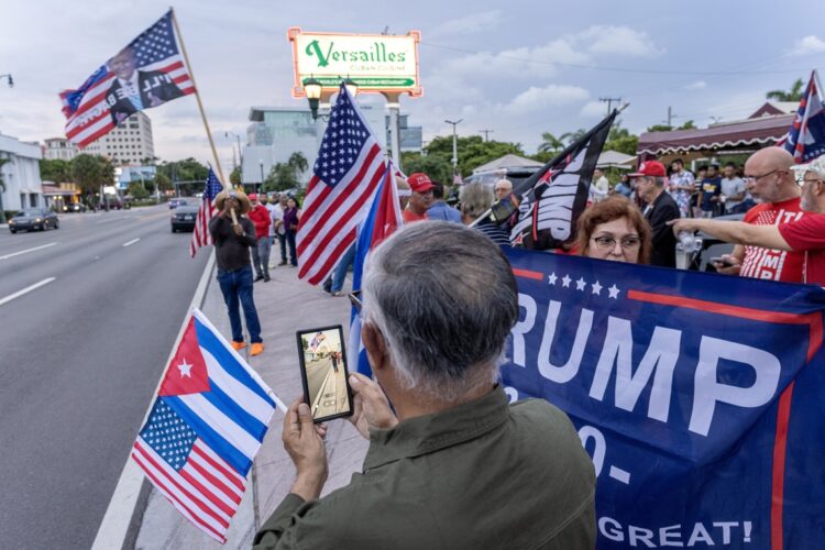Cubanos en Miami apoyan a Trump durante la campaña para las elecciones de 2024. Foto: EFE/EPA/CRISTOBAL HERRERA-ULASHKEVICH.