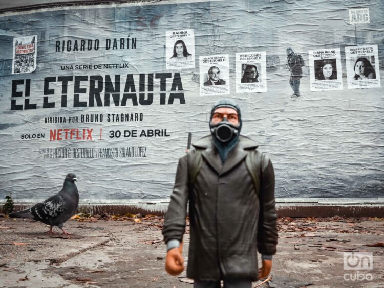 Un muñeco de El Eternauta recorre lugares de Buenos Aires donde fueron filmadas escenas de la serie. Foto Kaloian.