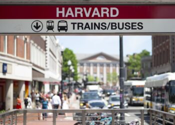 La Administración Trump revocó la capacidad de la Universidad de Harvard para matricular a estudiantes internacionales y ordenó la cancelación de contratos federales con la universidad por valor de 100 millones de dólares. Foto: EFE/EPA/CJ GUNTHER.
