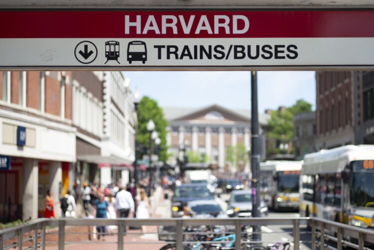 La Administración Trump revocó la capacidad de la Universidad de Harvard para matricular a estudiantes internacionales y ordenó la cancelación de contratos federales con la universidad por valor de 100 millones de dólares. Foto: EFE/EPA/CJ GUNTHER.