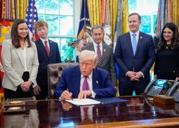 El presidente Donald Trump firma órdenes ejecutivas este viernes 9 de mayo en la Oficina Oval de la Casa Blanca. Foto: EFE/EPA/Yuri Gripas / POOL