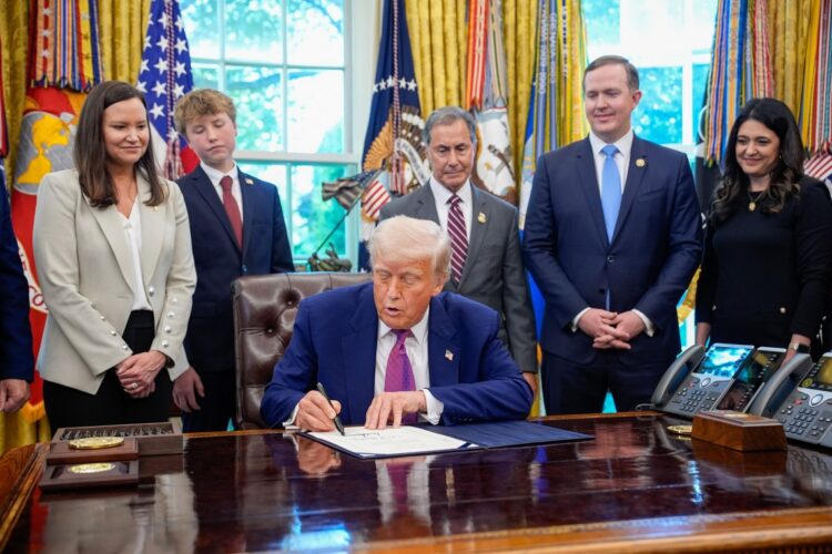 El presidente Donald Trump firma órdenes ejecutivas este viernes 9 de mayo en la Oficina Oval de la Casa Blanca. Foto: EFE/EPA/Yuri Gripas / POOL