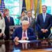 El presidente Donald Trump firma órdenes ejecutivas este viernes 9 de mayo en la Oficina Oval de la Casa Blanca. Foto: EFE/EPA/Yuri Gripas / POOL