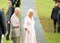 El rey Carlos III y la reina Camila de Gran Bretaña saludan a los espectadores después de participar en una ceremonia de plantación de un árbol en Rideau Hall, Ottawa, Canadá. Foto: EFE/EPA/ERIC REID.