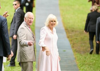 El rey Carlos III y la reina Camila de Gran Bretaña saludan a los espectadores después de participar en una ceremonia de plantación de un árbol en Rideau Hall, Ottawa, Canadá. Foto: EFE/EPA/ERIC REID.