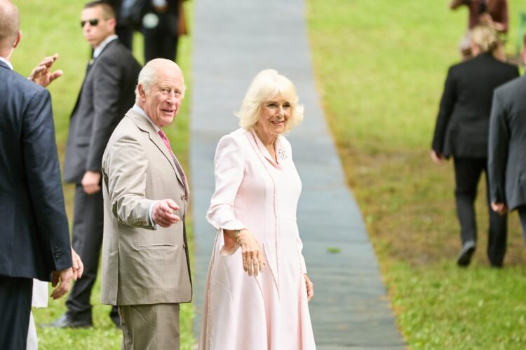 El rey Carlos III y la reina Camila de Gran Bretaña saludan a los espectadores después de participar en una ceremonia de plantación de un árbol en Rideau Hall, Ottawa, Canadá. Foto: EFE/EPA/ERIC REID.