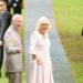 El rey Carlos III y la reina Camila de Gran Bretaña saludan a los espectadores después de participar en una ceremonia de plantación de un árbol en Rideau Hall, Ottawa, Canadá. Foto: EFE/EPA/ERIC REID.