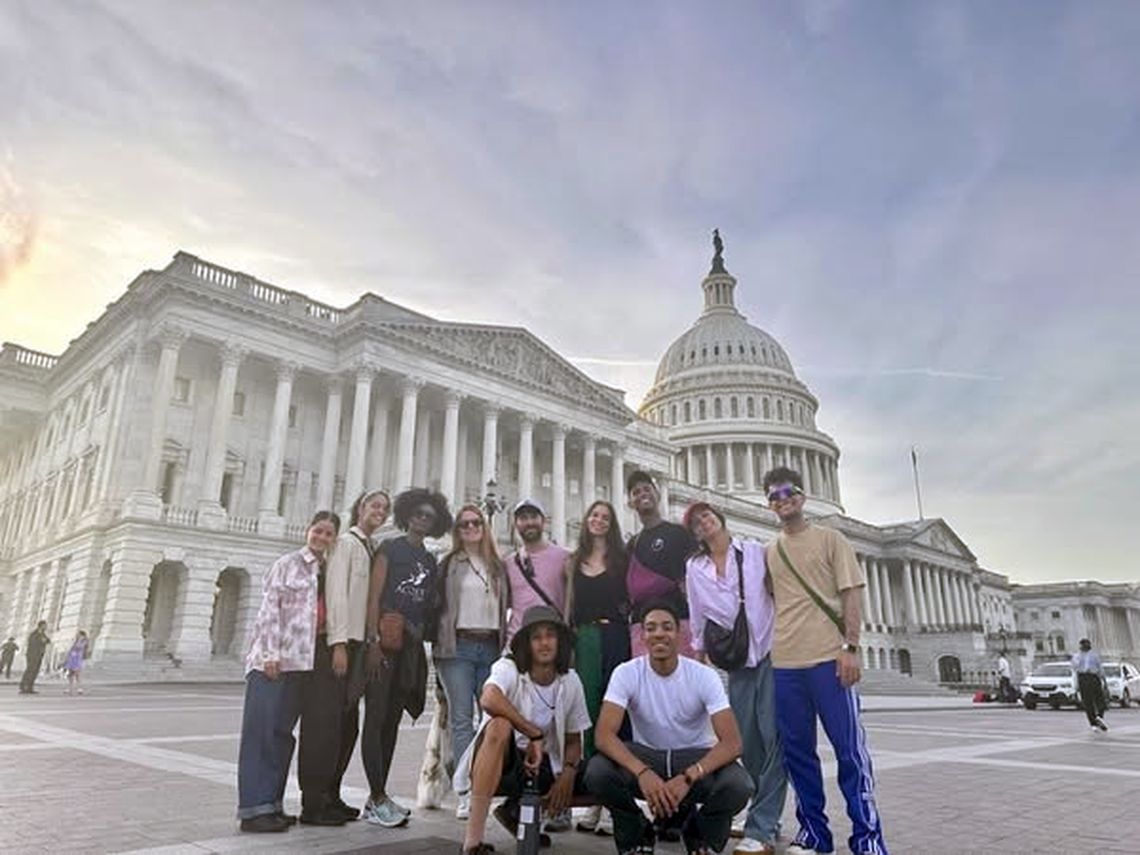 Integrantes de Acosta Danza delante del Congreso de EE.UU en Washington DC. Foto: FB de la compañía.