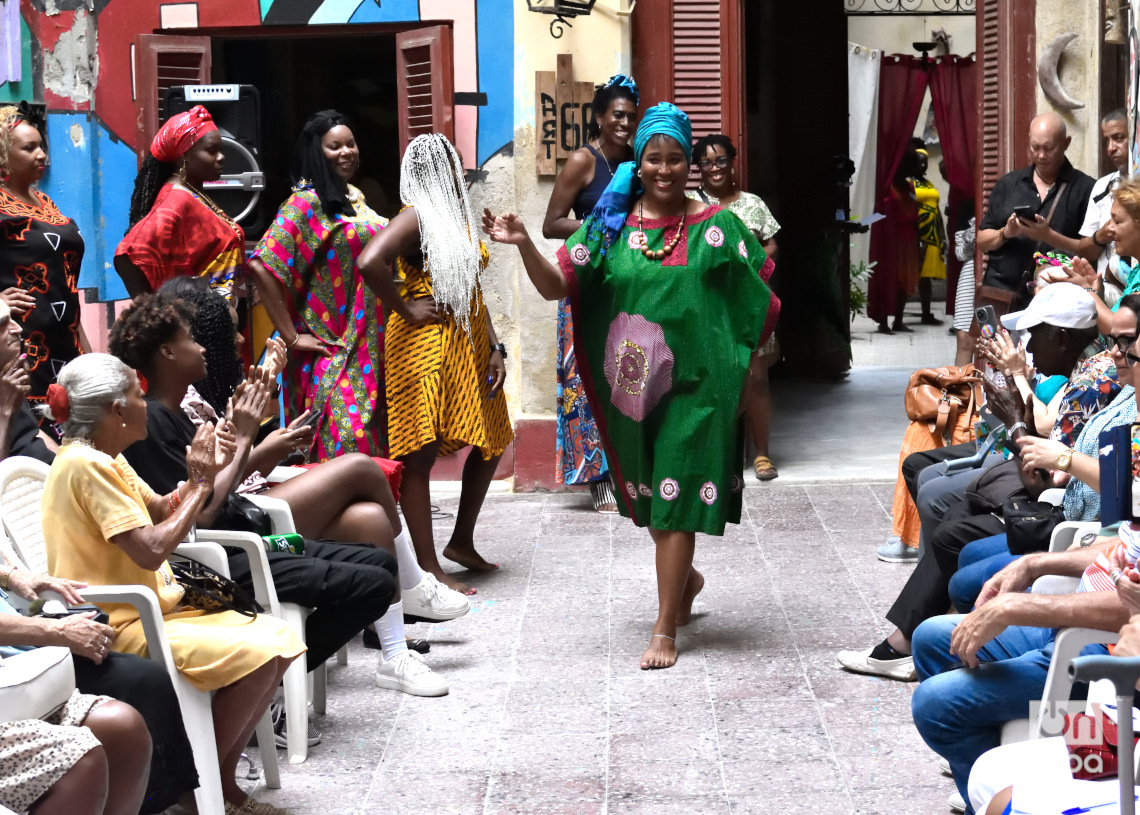 Desfile del proyecto "Reinas Voluminosas Afrodescendientes", en La Habana. Foto: Otmaro Rodríguez.
