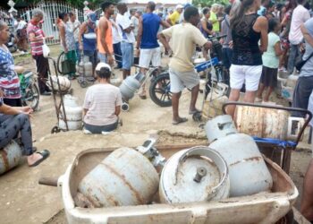 Aglomeración para adquirir gas licuado Foto: Ricardo López Hevia/ Granma.